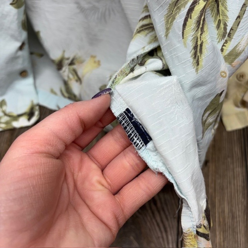 St Johns Bay Mens Tropical Hawaiian Shirts Lot of 2 Blue Cream Floral L/XL - Picture 8 of 10